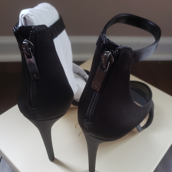 NEW! VINCE CAMUTO IMAGINE Black Rieta Satin Sandals 10. - Picture 8 of 12